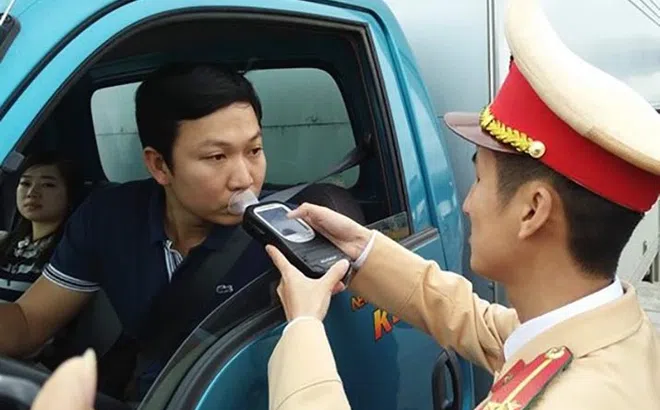 Xem xét tạm dừng thổi nồng độ cồn để tránh lây lan virus Corona